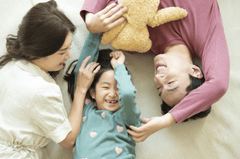 Gia đình, family, bố mẹ con, parents and child, nụ cười, smile, sự gắn kết, bond, hạnh phúc, happines - xframe.io