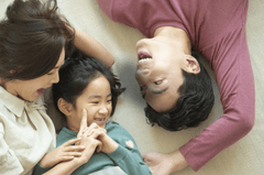 Gia đình, family, bố mẹ con, parents and child, nụ cười, smile, sự gắn kết, bond, hạnh phúc, happines - xframe.io 1
