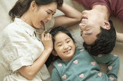 Gia đình, family, bố mẹ con, parents and child, nụ cười, smile, sự gắn kết, bond, hạnh phúc, happines - xframe.io 6