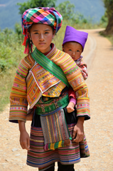 người H’Mông, Hmong people, em bé, baby carrier, trang phục thổ cẩm H’Mông, Hmong traditional costume 1