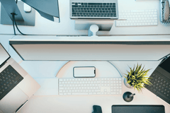 Văn phòng, office, bàn làm việc, phòng làm việc, bàn, desk, tài liệu, folder, laptop, máy tính - Jakub Zerdzicki