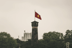 Cột cờ Hà Nội, Hanoi flag tower, cờ Việt Nam, Hà Nội, Hanoi, cây, tree, bầu trời, sky - Hugo Heimendinger
