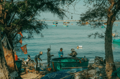 Thuyền thúng, basket boat, Việt Nam, Vietnam, biển, sea, ngư dân, fisherman, xe máy, motorbike - Serg Alesenko