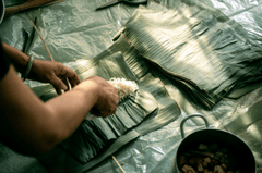 Bánh tét, gói bánh, món ăn Việt Nam, Việt Nam, ẩm thực, food - Vietnam Tri Duong 1