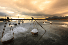 Muối, salt, cánh đồng muối, salt field, gánh muối, salt baskets, hoàng hôn, sunset- Quangpraha