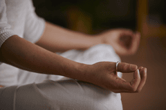 Meditation, thiền, hand, bàn tay, mindfulness, chánh niệm, breathing, thở, peace, bình an - EnergieDeVie