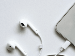 Điện thoại, tai nghe, earphone, headphone, giải trí, entertainment - Jess Bailey Designs