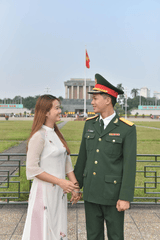 Quân đội, soldier, couple, cặp đôi, áo dài vietnamese dress, lăng bác, mausoleum, cờ đỏ, flag- Felix Young 1