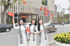 Thiếu nữ, young woman,  bạn bè, friend, girl, áo dài, vietnamese dress, patriotism, lòng yêu nước, cờ đỏ, red flag - Felix Young