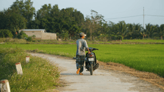 Xe máy, motorbike, người đàn ông, man, đẩy xe máy, push motorbike, cánh đồng lúa, rice field, đường nông thôn, rural road, đường làng - Hữu Thịnh 79
