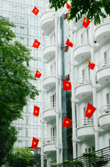 Cờ đỏ, red flag, ban công, balcony, tòa nhà, building, quốc kỳ, vietnam flag, Việt Nam - HONG SON 1