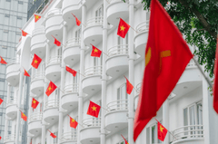 Cờ đỏ, red flag, ban công, balcony, tòa nhà, building, quốc kỳ, vietnam flag, Việt Nam - HONG SON