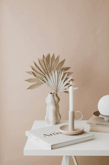 Lá cọ khô, dried palm, ceramic vase, lọ gốm, đèn cầy, home decor, trang trí, minimalism, tối giản - Kaboompics.com