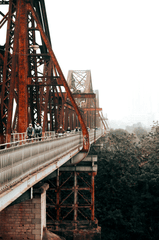 Cầu Long Biên, Long Bien Bridge, Hà Nội, Hanoi, xe đạp, bicycle, xe máy, motorbike, sương mù, foggy - Lộc Nguyễn