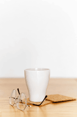 Cốc sứ, ceramic mug, mắt kính, white, trắng, coaster, lót ly, minimalism, tối giản -  Anna Nekrashevich