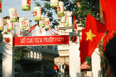 Lá cờ Việt nam, flag, Hà Nội, khung cảnh Việt, góc hẻm Hà Nội, đèn lồng, lantern, alley corner, Việt Nam- Thuan Pham