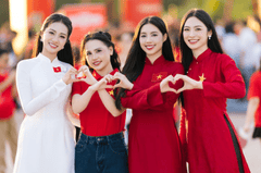 Thiếu nữ, young woman,  bạn bè, friend, girl, áo dài, vietnamese dress, patriotism, lòng yêu nước, cờ đỏ, red flag - VINVIVU 2