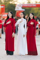 Thiếu nữ, young woman,  bạn bè, friend, girl, áo dài, vietnamese dress, patriotism, lòng yêu nước, cờ đỏ, red flag - VINVIVU 1