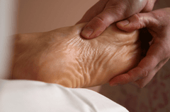 Massage chân, foot massage, liệu pháp lòng bàn chân, reflexology, bấm huyệt, relaxation, thư giãn, wellness, sức khỏe- QiTantra