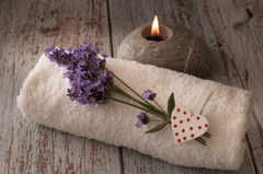 Scented candles, nến thơm, khăn tắm, lavender, relaxation, thư giãn, wellness, sức khỏe  -  guvo59