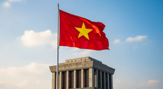 tạo ảnh chỉ có cờ đỏ sao vàng bay phấp phới ở trên lăng chủ...
