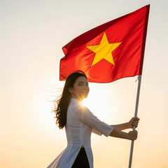 Một phụ nữ Việt Nam trẻ tuổi trong tà áo dài trắng được...