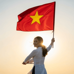 Một phụ nữ Việt Nam trẻ tuổi trong tà áo dài trắng được...