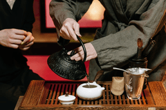 Ấm trà, tea pot, tea cups, tách trà, tea ceremony, trà đạo, wooden table, bàn gỗ, loose tea, trà khô - Ivan Samkov 1