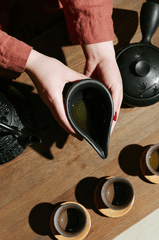 Rót trà, tea pouring, green tea, trà xanh, tea cups, chén trà, wooden table, bàn gỗ, tea culture, văn hóa trà - Ivan Samkov