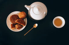 Tết trung thu, mooncake festival, tea pot, ấm trà, tea cup, chén trà, golden spoon, thìa vàng, traditional dessert, bánh truyền thống - Nataliya Vaitkevich