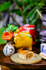 Tết trung thu, mooncake festival, mooncake, bánh trung thu, traditional cake, origami flower, hoa origami, piggy bank, heo đất, bánh truyền thống, festive food, món ăn lễ hội - Kỳ Lân Nguyễn