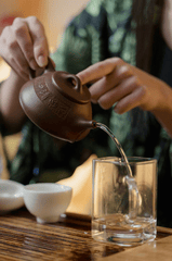 Rót trà, tea pouring, green tea, trà xanh, tea cups, chén trà, wooden table, bàn gỗ, tea culture, văn hóa trà - Tima Miroshnichenko
