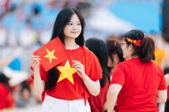 Lễ hội, 2/9, sự kiện, vietnam flag, cờ việt nam, red shirt, áo đỏ, young girl, cô gái trẻ, national pride, niềm tự hào, supporter crowd, đám đông cổ vũ -  VINVIVU