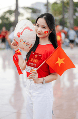 Lễ hội, 2/9, sự kiện, vietnam flag, cờ việt nam, red shirt, áo đỏ, young girl, cô gái trẻ, national pride, niềm tự hào - VINVIVU 2
