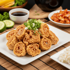 làm cô bé dễ thương mặc đồng phục, đeo khăn quàng đỏ cầm...