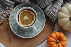 Halloween, ly, cốc sứ, đồ uống, bí đỏ trang trí, cà phê, không khí halloween, cup, ceramic cup, beverage, decorative pumpkin, coffee, halloween atmosphere -yasminizm