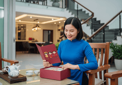 Hình ảnh người phụ nữ việt nam đang ngồi ghế gỗ, trước...