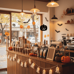 Không gian quán cà phê nhỏ trang trí Halloween ấm cúng, ánh sáng vàng...