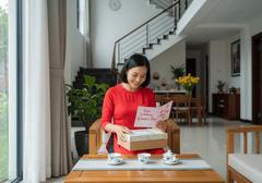 Hình ảnh người phụ nữ việt nam đang ngồi ghế gỗ, trước...