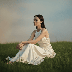 cô gái xinh đẹp duyên dáng quyến rũ ngồi buồn trên thảo nguyên...