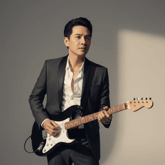 chàng trai quyến rũ hát rock cầm guitar điện. Với đặc điểm...