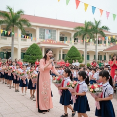 một cô giáo đứng trên sân trường hát và học sinh đi lên tặng...