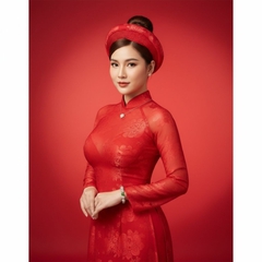 Cô gái mặc áo dài mỏng màu đỏ
da trời đẹp rạng rỡ, trên...