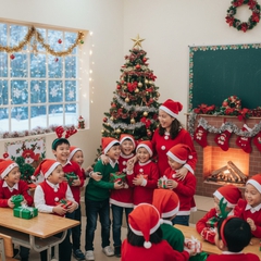 Một lớp học  mặc trang phục giáng sinh, đội nón noel, vui vẻ bên...