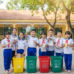 Ảnh học sinh vui vẻ phân loại rác . Với đặc điểm phong cách...