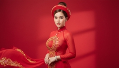 Cô gái mặc áo dài mỏng màu đỏ
da trời đẹp rạng rỡ, trên...