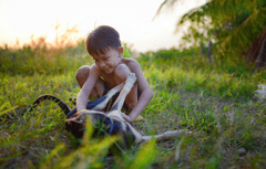 Bé trai, trẻ em, tuổi thơ, đồng ruộng, boy, child, childhood, field- C.T. PHAT 9