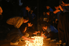 Tình nguyện viên,thắp hương, đốt nến, volunteers, light incense, burn candles- HONG SON 2