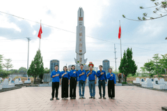 Tình nguyện viên,thắp hương, volunteers, light incense- HONG SON