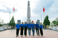 Tình nguyện viên,thắp hương, volunteers, light incense- HONG SON